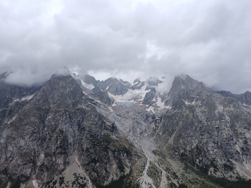 Petites et Grandes Jorasses sous les nuages