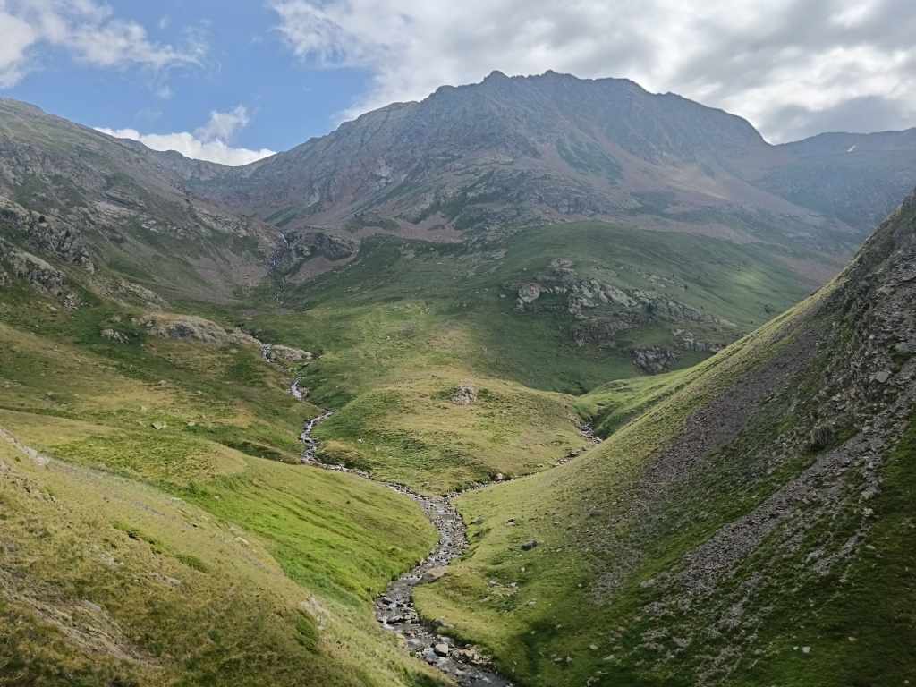 C'est là que nos chemins se séparent ! En haut à gauche, le passage de la HRP, et en partant vers la droite, le GR 11