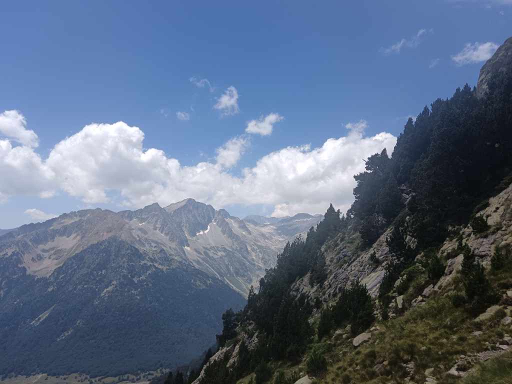 Depuis le val de Conangles, vue sur le Tuc de Mulleres et au fond, l'Aneto