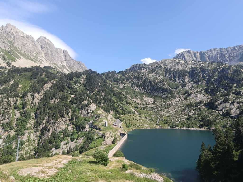 Le lac de la Restanca, son barrage et son refuge