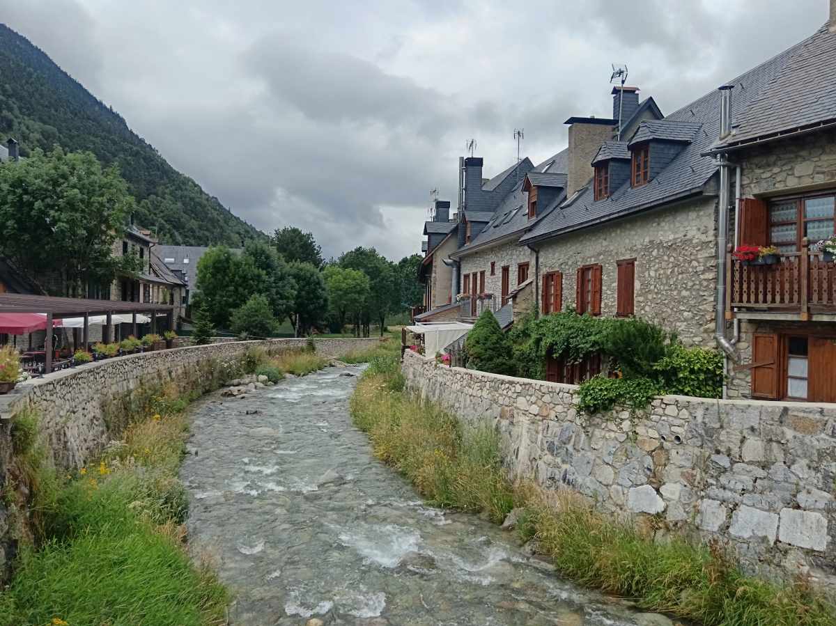 La jeune Garonne à Arties