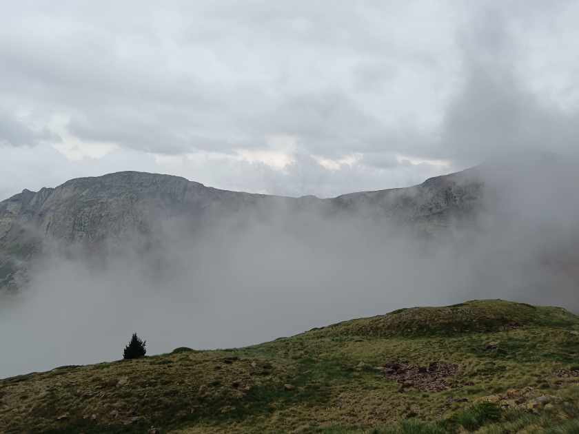 Les nuages descendent dans la vallée d'Arinsal
