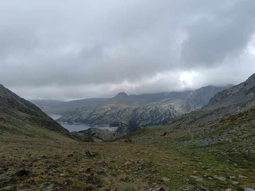 A droite, le Carlit dans les nuages