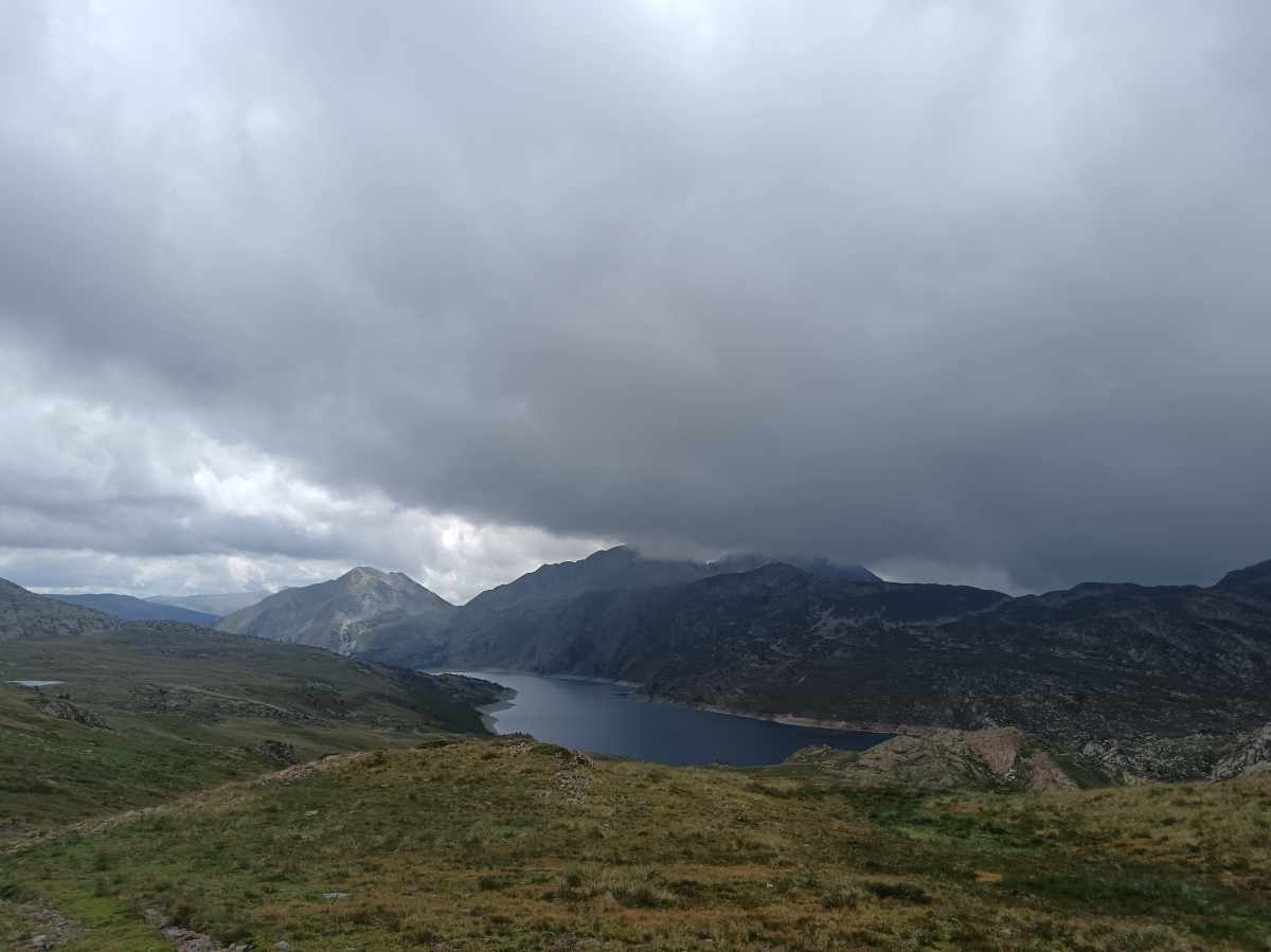 Le lac de Lanoux et le Puig Pedro dans les nuages