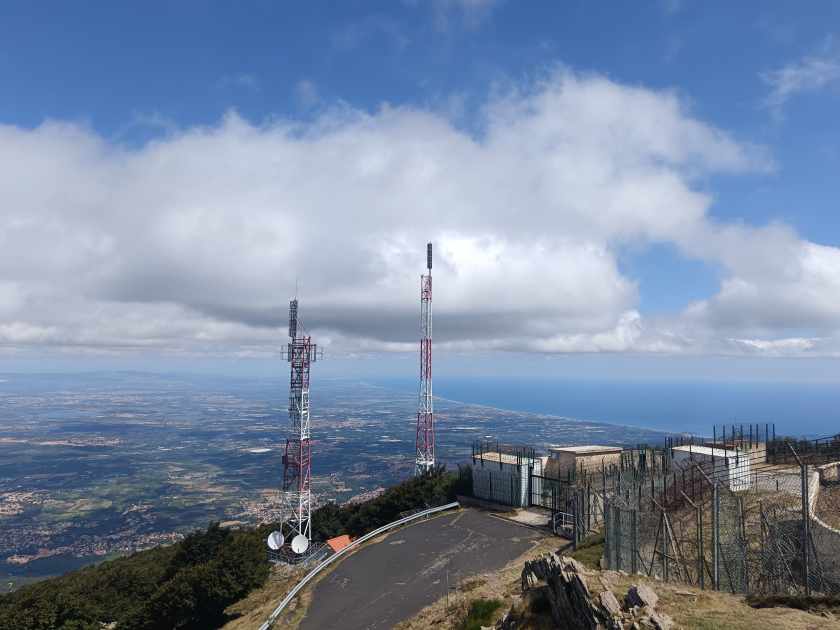 Au sommet du Puig Neulos : des antennes, des villes, et l'immensité de la mer Méditerranée