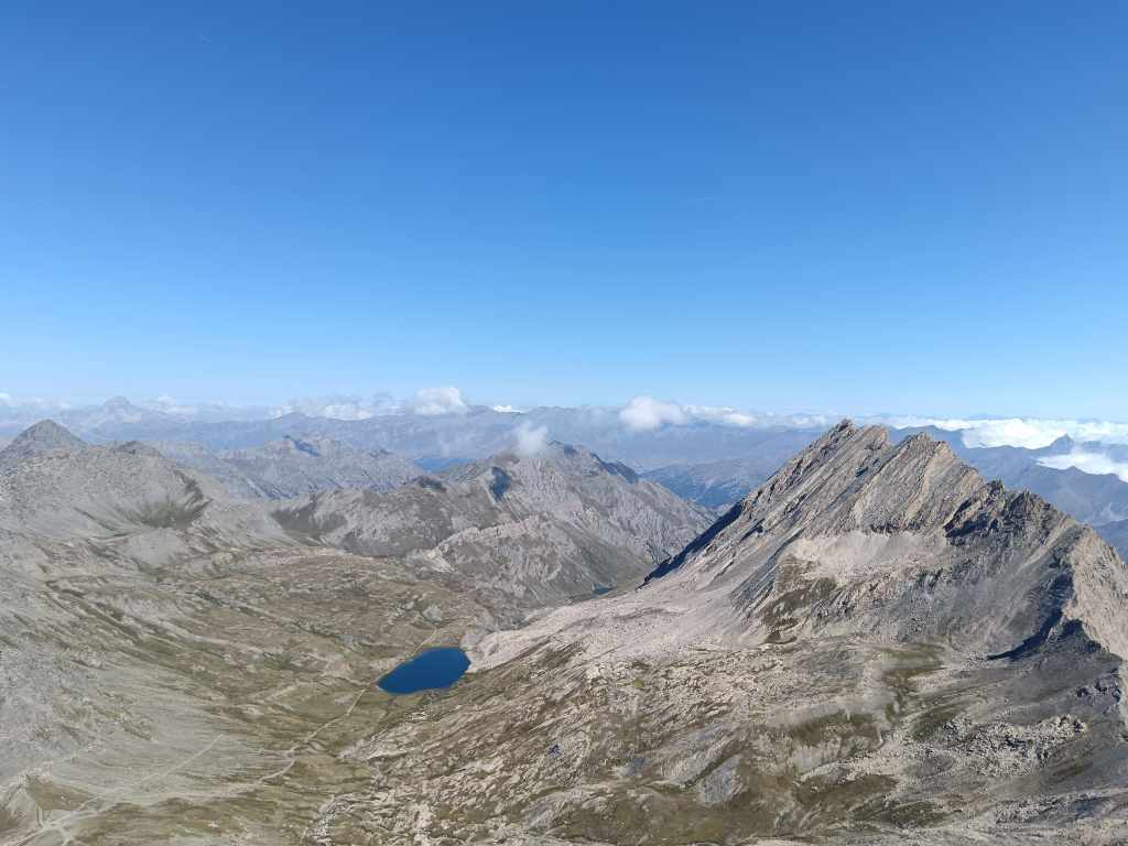 Le lac Foréant et la Crête de la Taillante, vus du Pain de Sucre
