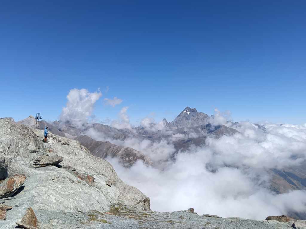 Le sommet nord est de Rocca Bianca et le Mont Viso qui se découvre