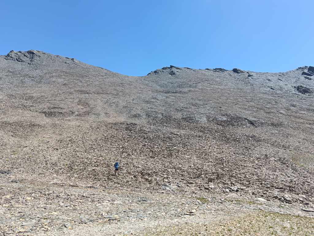 Demi-tour et descente dans les pierriers