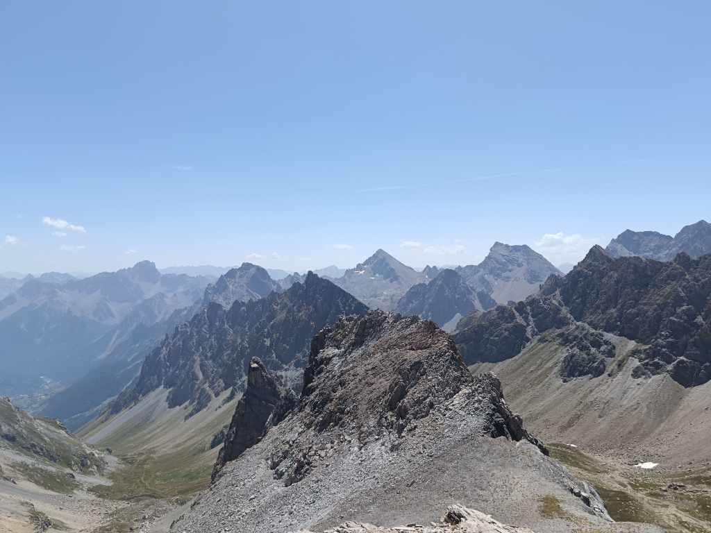 Au sommet, la vue côté Chambeyron