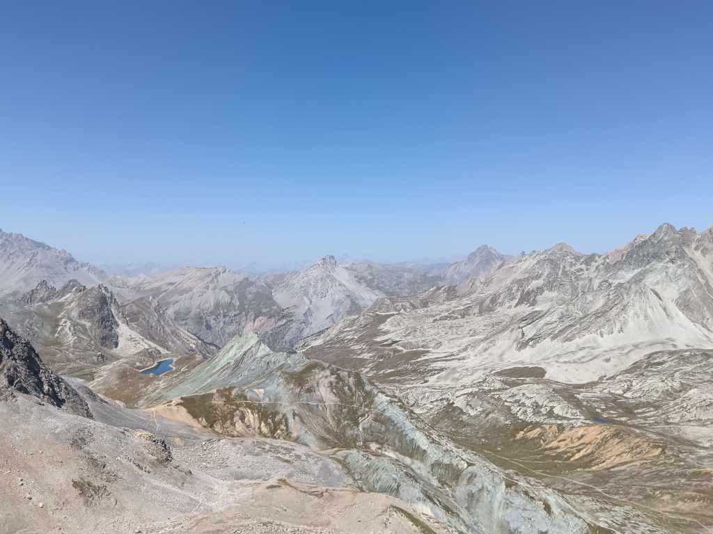 Au sommet, la vue côté Ubaye