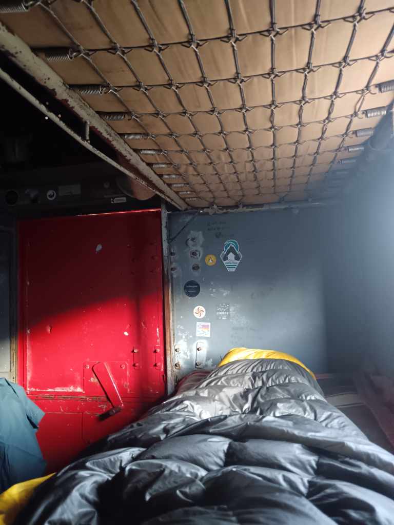 Bien installés dans le bivacco !