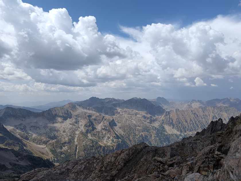 A partir du refuge Le refuge Franco Remondino, vue sur la Cime de Fremamorte et le bivacco Guiglia