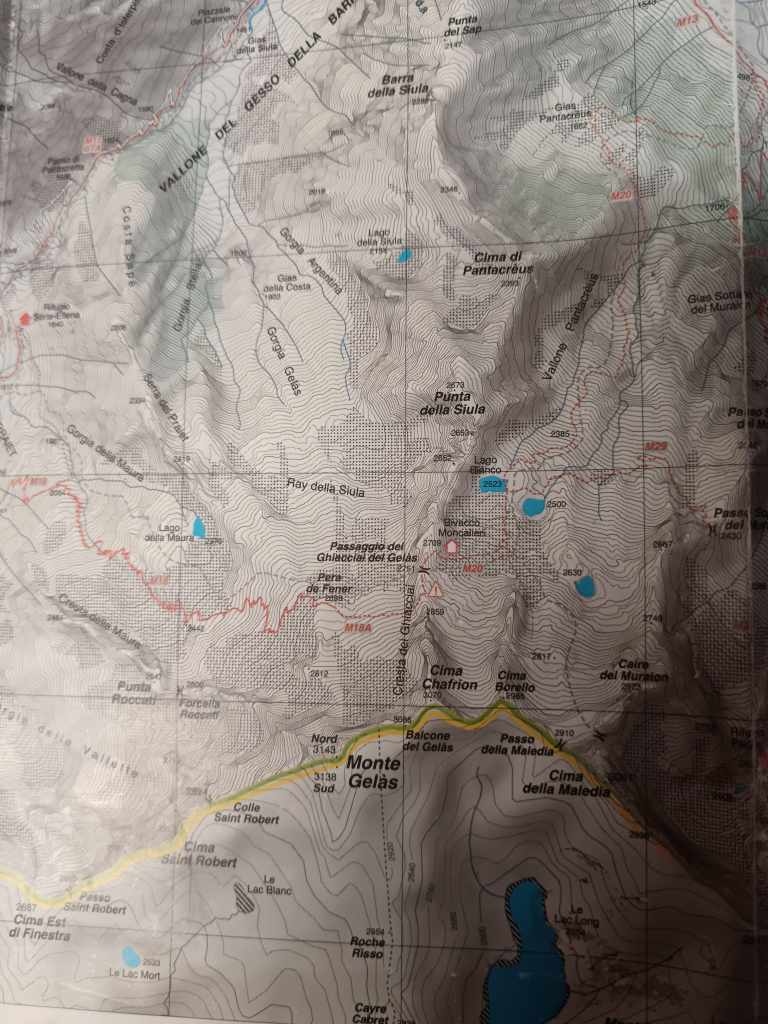 On profite des cartes dispo au refuge pour préparer l'étape vers le bivacco Moncalieri